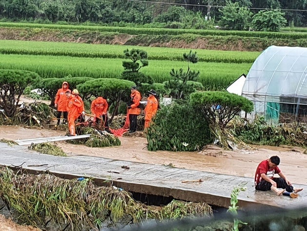밤사이 200㎜ 이상의 많은 비가 내린 충북 제천시 산곡동에서 한 주민이 무너진 다리 위에서 망연자실 고개를 떨군 채 구조를 기다리고 있다