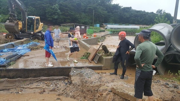 2일 오전 충북 북부지역에 많은 비가 내리면서 제천 금성 월림리 한 야영장에 토사가 유출돼 야영객이 대피하고 있다