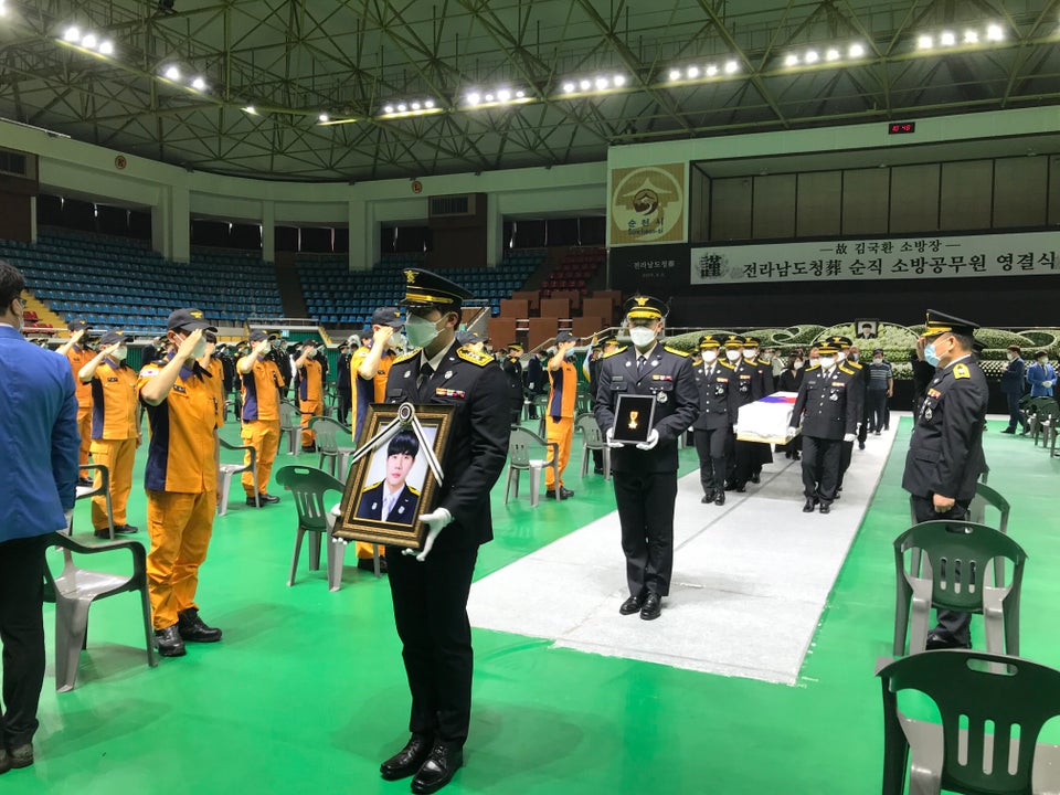 2일 오전 전남 순천시 팔마체육관에서 열린 고(故) 김국환 소방장의 영결식이 끝나자 운구 행렬이 동료 대원들이 경례를 받으며 영결식장을 나서고 있다.
