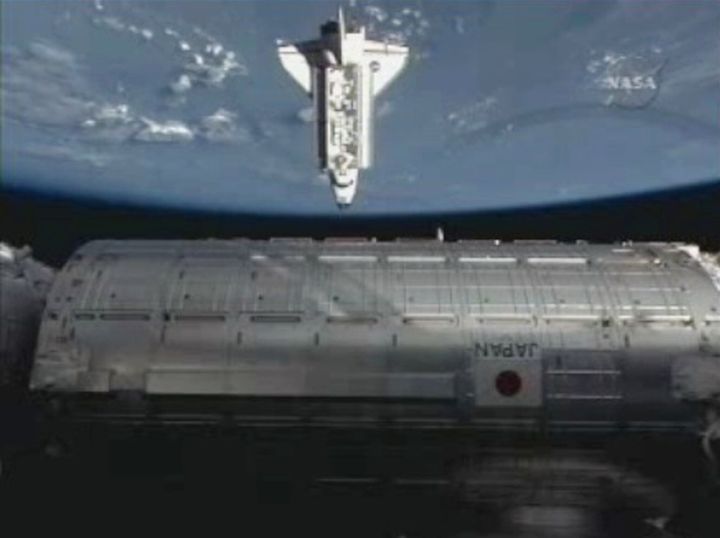 ドッキングのため国際宇宙ステーション（ＩＳＳ）に接近する米スペースシャトル「エンデバー」。下は日本実験棟「きぼう」（2009年7月撮影）。［米航空宇宙局（ＮＡＳＡ）テレビから］ 