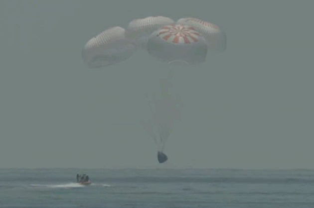 Η κάψουλα της SpaceX επέστρεψε στη