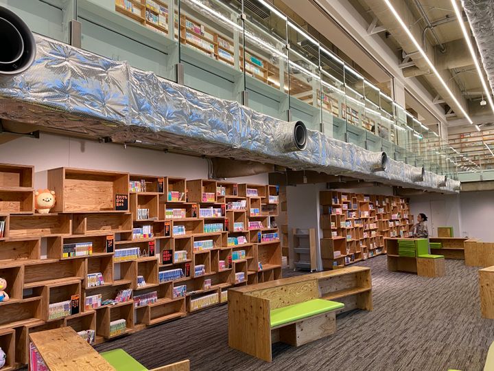 マンガ・ラノベ図書館では、独自の分類による配架がされている。書架も隈研吾さんのデザイン
