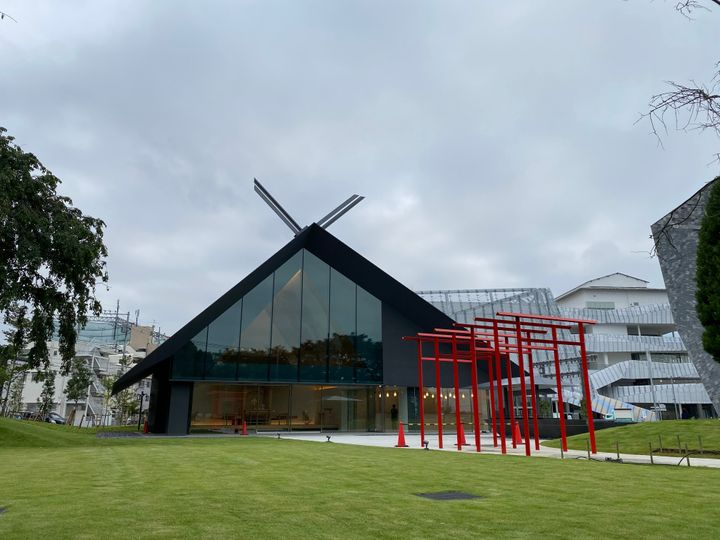 角川武蔵野ミュージアムに隣接して建立された「武蔵野坐令和神社」（むさしのにます うるわしき やまとの みやしろ）。こちらも隈研吾さんが建築デザインをした。COOL JAPANの聖地における祈りの場となる