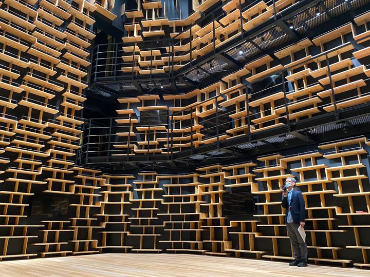 360度を本で囲まれる予定の「本棚劇場」。高さ8メートルの書架は圧巻だ 