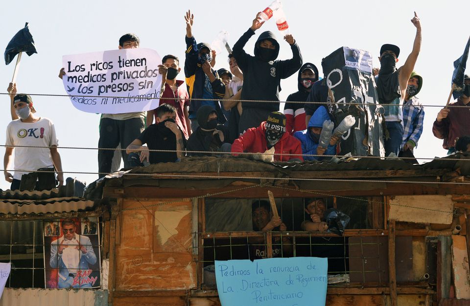 Κρατούμενοι στις φυλακές της Βολιβίας διαμαρτύρονται μετά το θάνατο συγκρατούμενού τους από κορονοϊό -----27 Ιουλίου 2020, (Photo by STR / AFP) (Photo by STR/AFP via Getty Images)