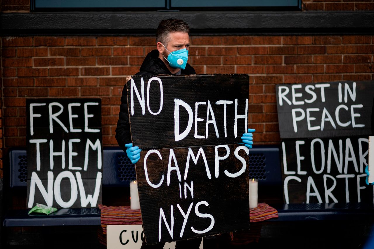 Απρίλιος 2020 - Νέα Υόρκη διαμαρτυρία για το θάνατο από κορονοϊό του φυλακισμένου Leonard Carter, (Photo by Johannes EISELE / AFP) (Photo by JOHANNES EISELE/AFP via Getty Images)