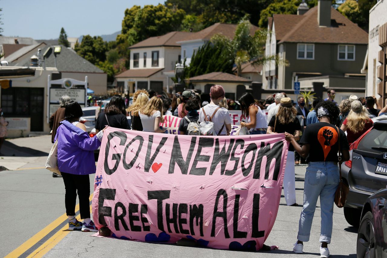 Πολίτες ζητούν από τον Κυβερνήτη του San Quentin να αφήσει ελεύθερους τους κρατούμενους. Γιατροί, ακαδημαϊκοί, νομικοί συγκεντρώθηκαν στις φυλακές προκειμένου να βρουν τρόπους περιορισμού της νόσου καθώς περισσότεροι από 1.400 κρατούμενοι νόσησαν και έξι έχασαν τη ζωή τους - 9 Ιουλίου 2020(AP Photo/Eric Risberg)