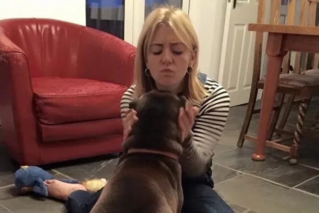 La autora con su perra Lola.