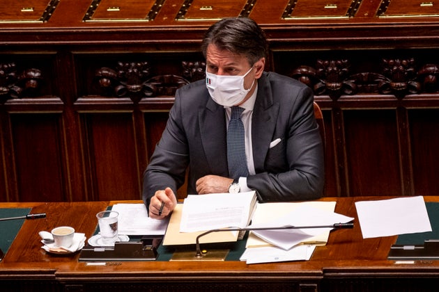 "Duri e inflessibili con gli irregolari". Conte sposa la linea Di Maio sui migranti "Duri e inflessibili con gli irregolari". Conte sposa la linea Di Maio sui migranti