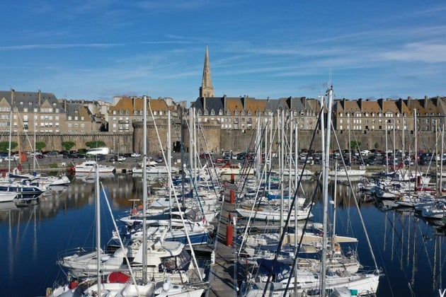 Coronavirus A Saint Malo 25 Jeunes Depistes Positifs Apres Une Soiree Privee Le Huffpost