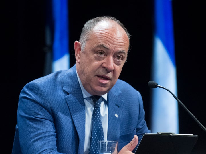 Pas de gros partys de sitôt au Québec, avertit Christian Dubé