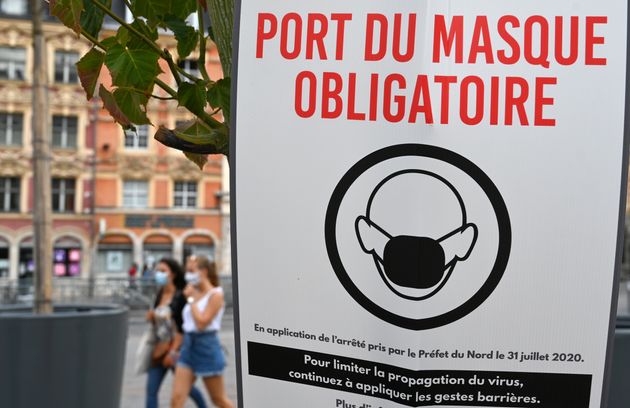 Une pancarte indiquant que le port du masque est obligatoire dans une rue de Lille, le 3 août