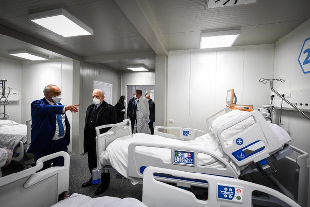 Napoli, ospedali Covid sotto inchiesta: 4 indagati, anche fedelissimi di De Luca Napoli, ospedali Covid sotto inchiesta: 4 indagati, anche fedelissimi di De Luca