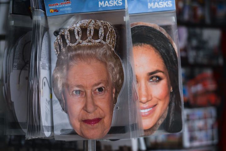 Μάσκες με τα πρόσωπα της βασίλισσας Ελισάβετ και της Μέγκαν Μαρκλ στην αγορά του κεντρικού Λονδίνου τον Ιανουάριο του 2020. 