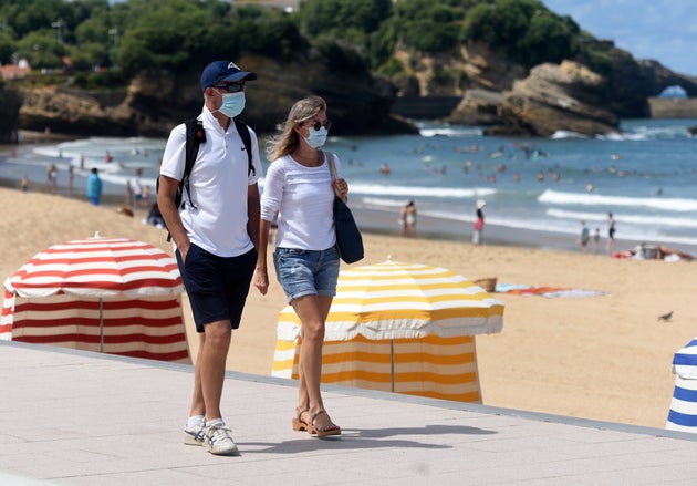 Un couple portant le masque photographié à Biarritz le 3 août
