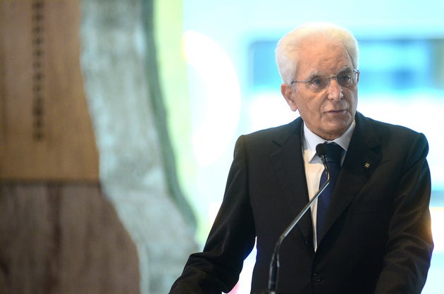 Mattarella avvisa i partiti: "Il Recovery Fund non è una diligenza da cui attingere" Mattarella avvisa i partiti: "Il Recovery Fund non è una diligenza da cui attingere"