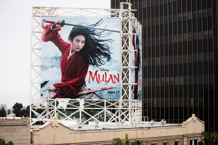『ムーラン』のハリウッド屋外広告＝2020年3月13日撮影