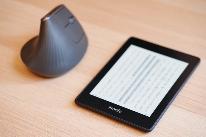 平日は、お気に入りのマウスの横が、Kindle Paperwhiteの定位置。仕事の合間もすぐ手に取れる。