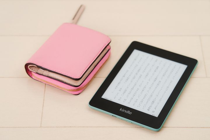 Kindle Paperwhiteのサイズは、財布より一回り大きいくらい。Wifiモデルは182gと一般的なスマホより軽いので、出社の日にもバッグに忍ばせる。