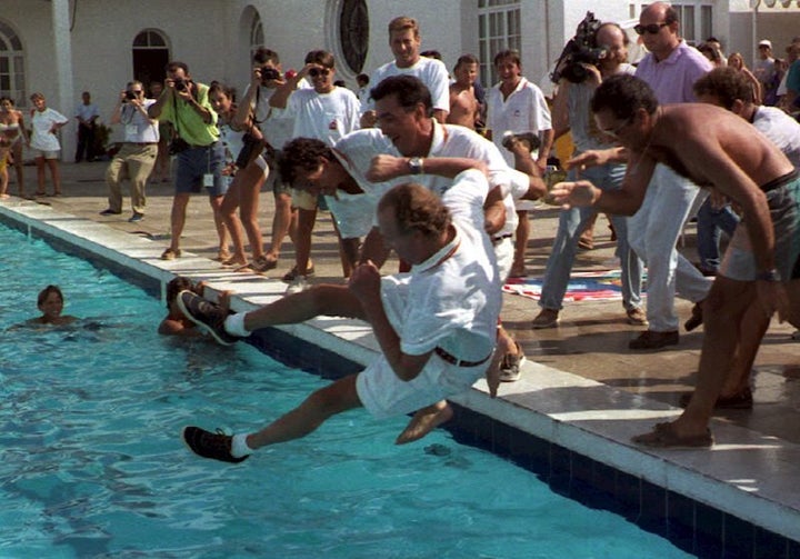 Pedro Campos tirando a la piscina al rey Juan Carlos I en 1993.