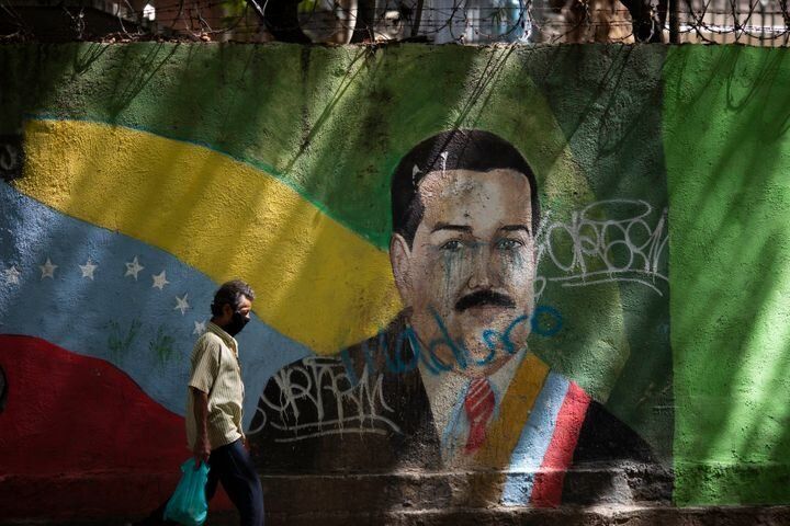 Venezuela tiene un número de casos relativamente bajo, pero las asociaciones de derechos humanos, periodistas y médicos aseguran que las cifras oficiales no cuadran. El presidente Nicolás Maduro, en respuesta, ha intensificado su autoritarismo.