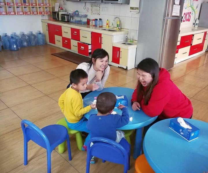 André-Anne Côté dans un orphelinat à Pékin en 2017.