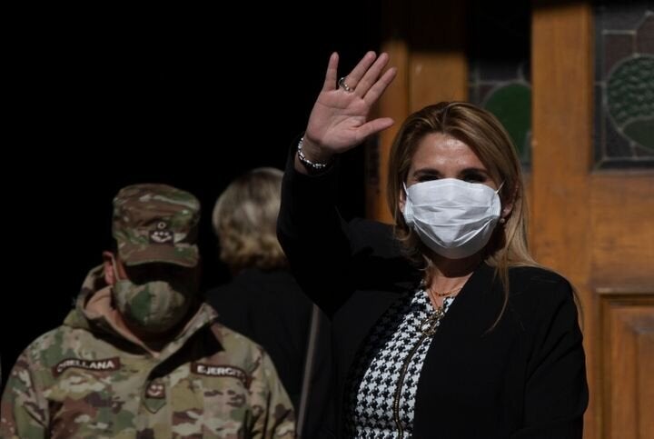 La presidenta interina de Bolivia, Jeanine Áñez, tomó el poder tras el golpe de Estado contra Evo Morales el año pasado. Durante la pandemia, ha retrasado de forma reiterada las elecciones para elegir a un líder legítimo, lo que ha provocado temor por el incierto futuro de la democracia del país.