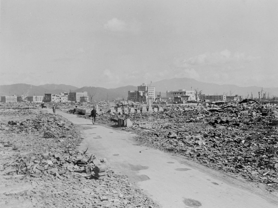 Pessoas caminham por Nagasaki 3 anos depois de a cidade ser destruída por uma bomba