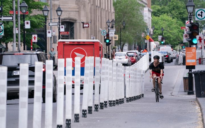 Une cycliste circule dans un corridor réservé à Montréal. 