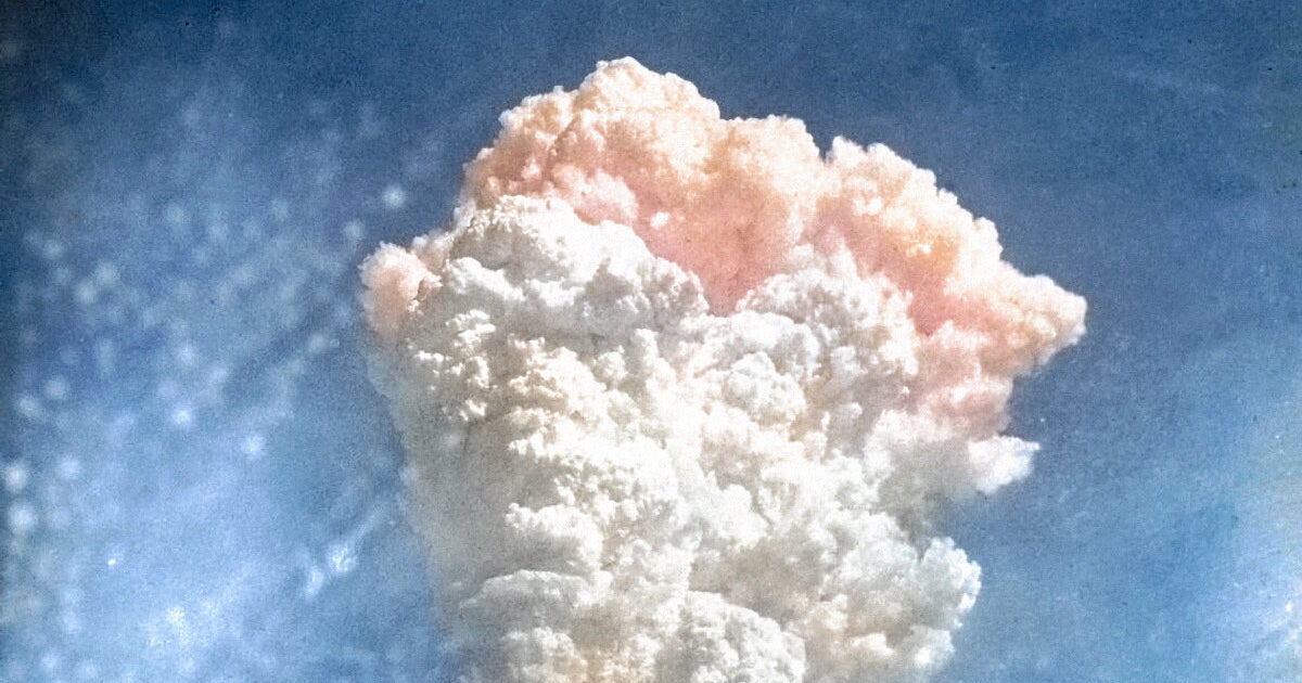 広島原爆投下から75年 Aiでカラー化された赤いキノコ雲の写真に胸が締め付けられる ハフポスト