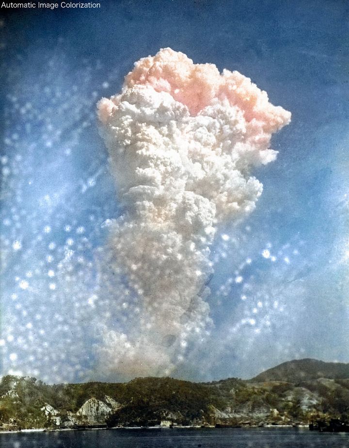 尾木正己さんが撮影した広島原爆のキノコ雲の写真。東大大学院の渡邉英徳教授がカラー化した（渡邉教授の8月6日のTwitterより）
