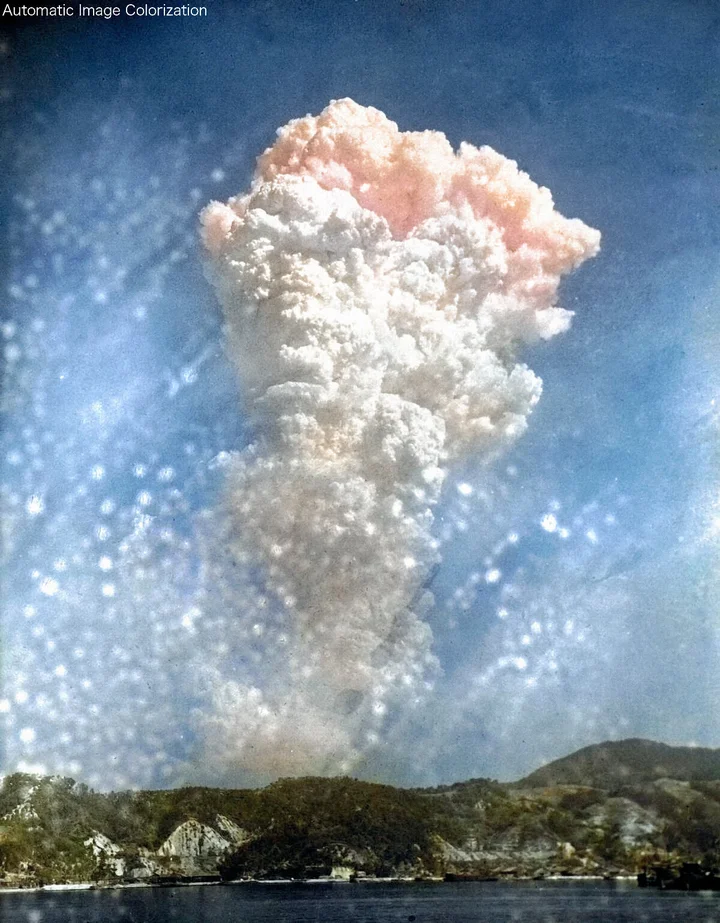 広島原爆投下から75年 Aiでカラー化された赤いキノコ雲の写真に胸が締め付けられる ハフポスト 広島原爆投下から75年 Aiでカラー化された赤いキノコ雲の写真に胸が締め付けられる ハフポスト