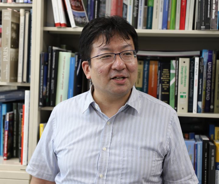 日本大学理工学部土木工学科の大沢昌玄（おおさわ・まさはる）教授。都市計画史、都市交通計画、災害復興など「まちづくり」に関する幅広い分野を研究している。