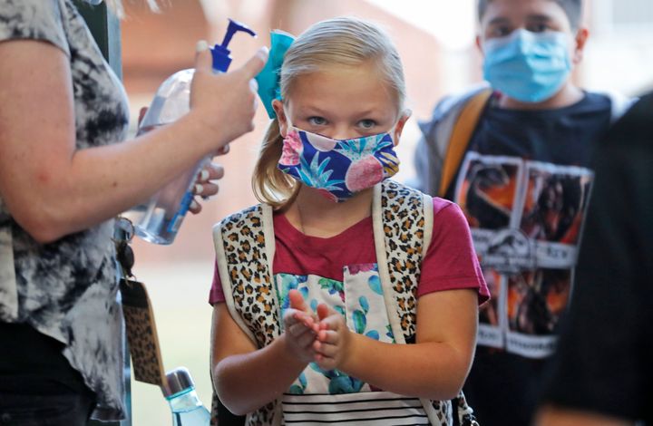 Υποδοχή των παιδιών στο σχολείο με μάσκες και αντισηπτικά (Ντάλας, Τέξας - 4 Αυγούστου) 
