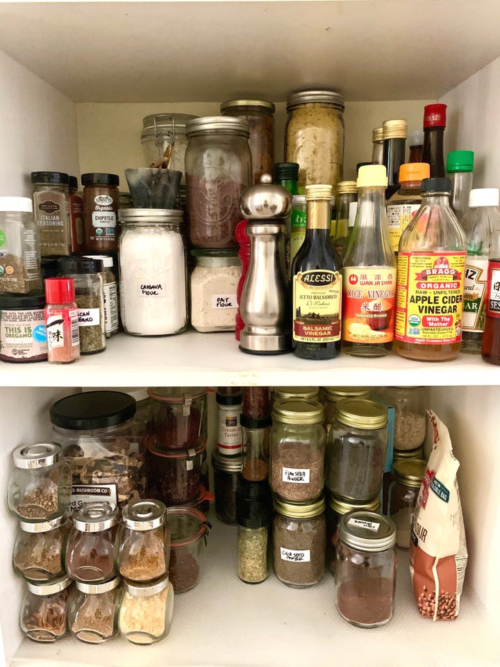 Guarde os ingredientes que você usa com menos frequência nas prateleiras mais altas ou no fundo das prateleiras.