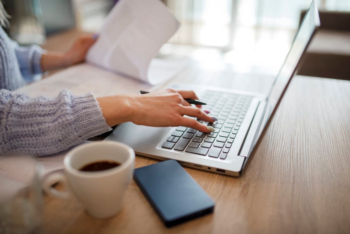 É aconselhável evitar “intervalos” nos quais você continua mexendo com seu laptop ou smartphone, se atualizando com notícias ou percorrendo redes sociais.
