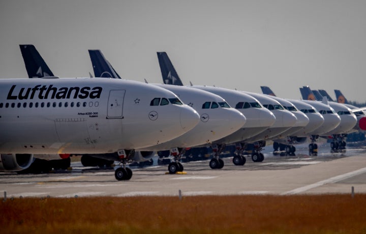 (자료사진) 독일 프랑크푸르트 공항 활주로에 주기되어 있는 루프트한자 여객기들. 코로나19 여파로 여객 수요는 90% 넘게 급감했다.