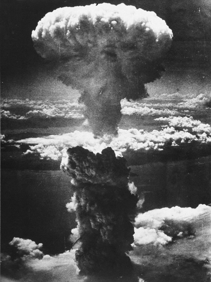 長崎市への原子爆弾投下に伴って発生したキノコ雲。米軍の爆撃機B29から撮影。