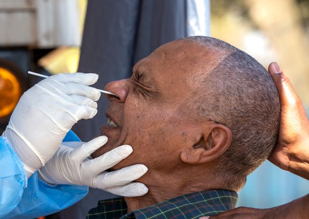 남아프리카공화국 요하네스버그에서 의료진이 한 남성의 검체를 채취하고 있다. 2020년