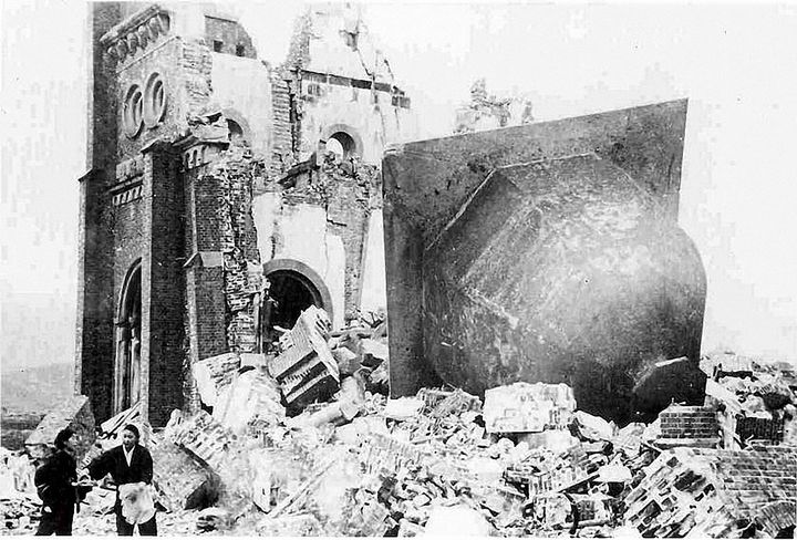 爆心地からわずか500メートルの位置にあったカトリック教会の大聖堂「浦上天主堂（うらかみてんしゅどう）」。熱線と爆風で甚大な被害を受けたが、建物の一部が残っていた。1946年1月撮影。
