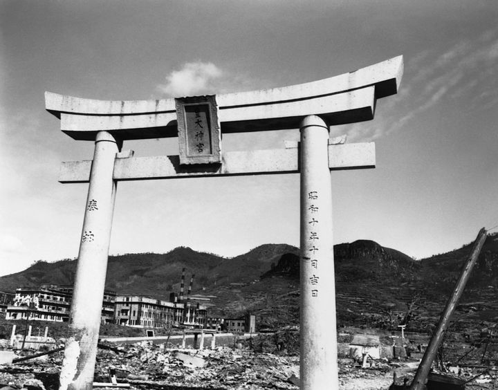 山王神社の一の鳥居（手前）。右奥には「二の鳥居」が確認できる。片足だけになりながらも爆風に耐えた「二の鳥居」は一本柱鳥居と呼ばれ、貴重な原爆遺跡となっている。