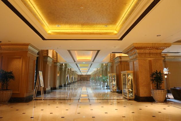 Εσωτερικοί χώροι του Emirates Palace Hotel.
