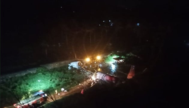 Aereo va fuori pista in India per il maltempo, morti e feriti Aereo va fuori pista in India per il maltempo, morti e feriti