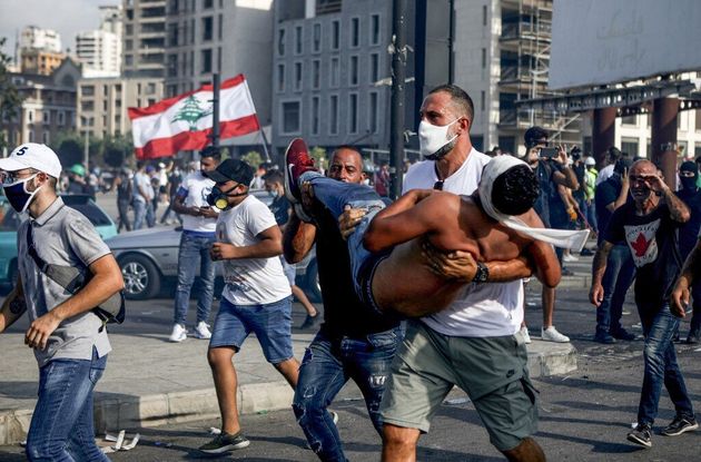 Un homme évacue un manifestant blessé à Beyrouth ce 8 août