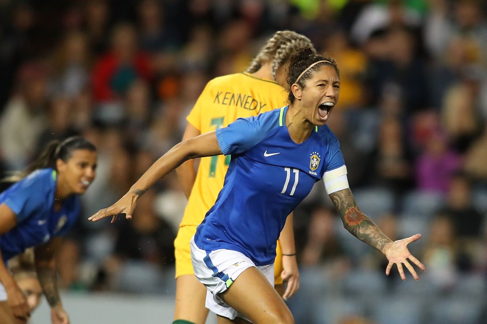 Em 2017, na Copa da Austrália, Cris Rozeira comemora gol do Brasil em jogo contra as 