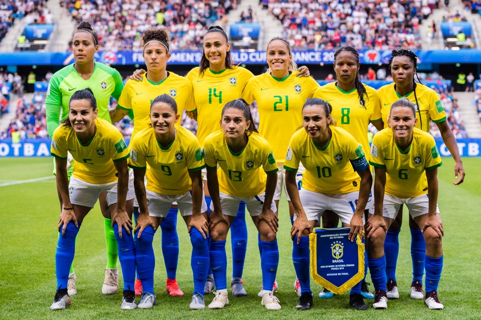 Seleção brasileira posa para fotos na Copa da França, em 2019. Da esquerda para...