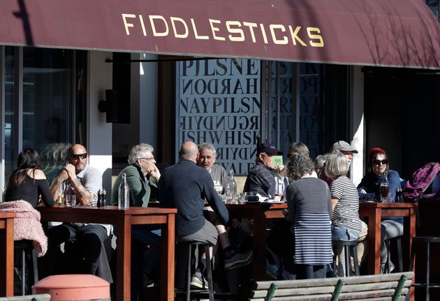 Γεμάτο κόσμο ένα καφέ στο Κράισττσερτς της Ν. Ζηλανδίας την Κυριακή 9 Αυγούστου (AP Photo/Mark Baker).