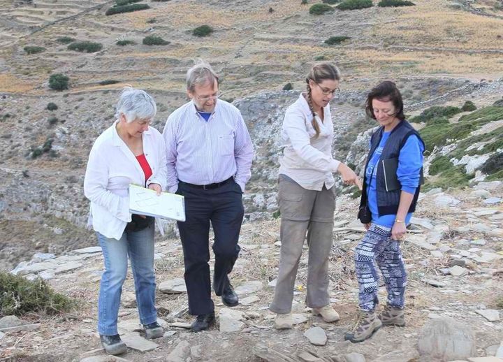 Ο Τζιμ Κούλτον, δεύτερος από αριστερά, στη Ζαγορά. Φωτογραφία, λεζάντα φωτογραφίας: