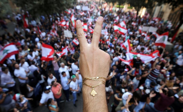 La rabia cuaja en las calles de Beirut, mientras llega la primera ayuda