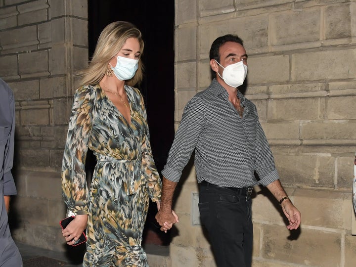 Ana Soria y Enrique Ponce de la mano por el Puerto de Santa María horas después de que el diestro sufriera una cogida.